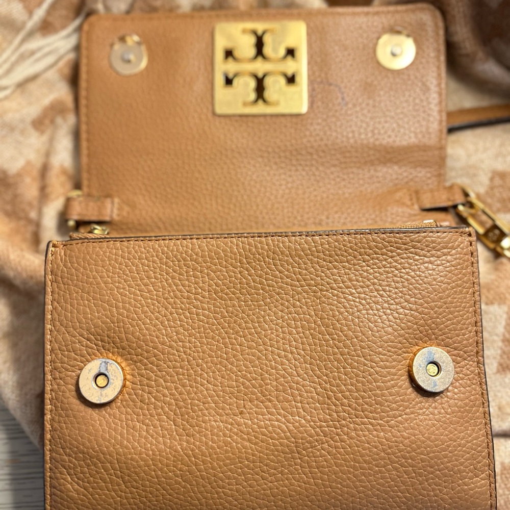 TORY BURCH BRITTEN FRENCH LEATHER CHAIN WALLET CROSSBODY - Picture 7 of 8